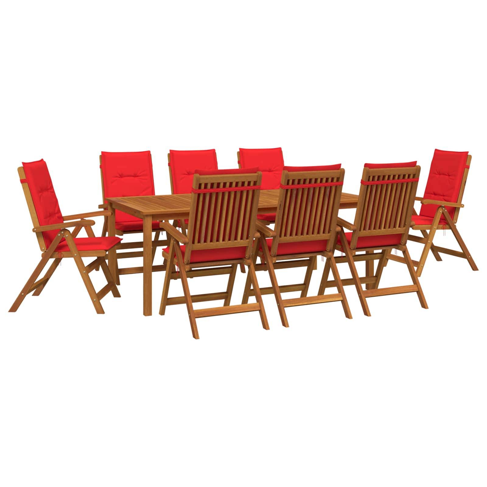 Holztisch zum Außenbereich mit acht rot gepolsterten Klappstühlen, die darum herum auf weißem Hintergrund angeordnet sind.