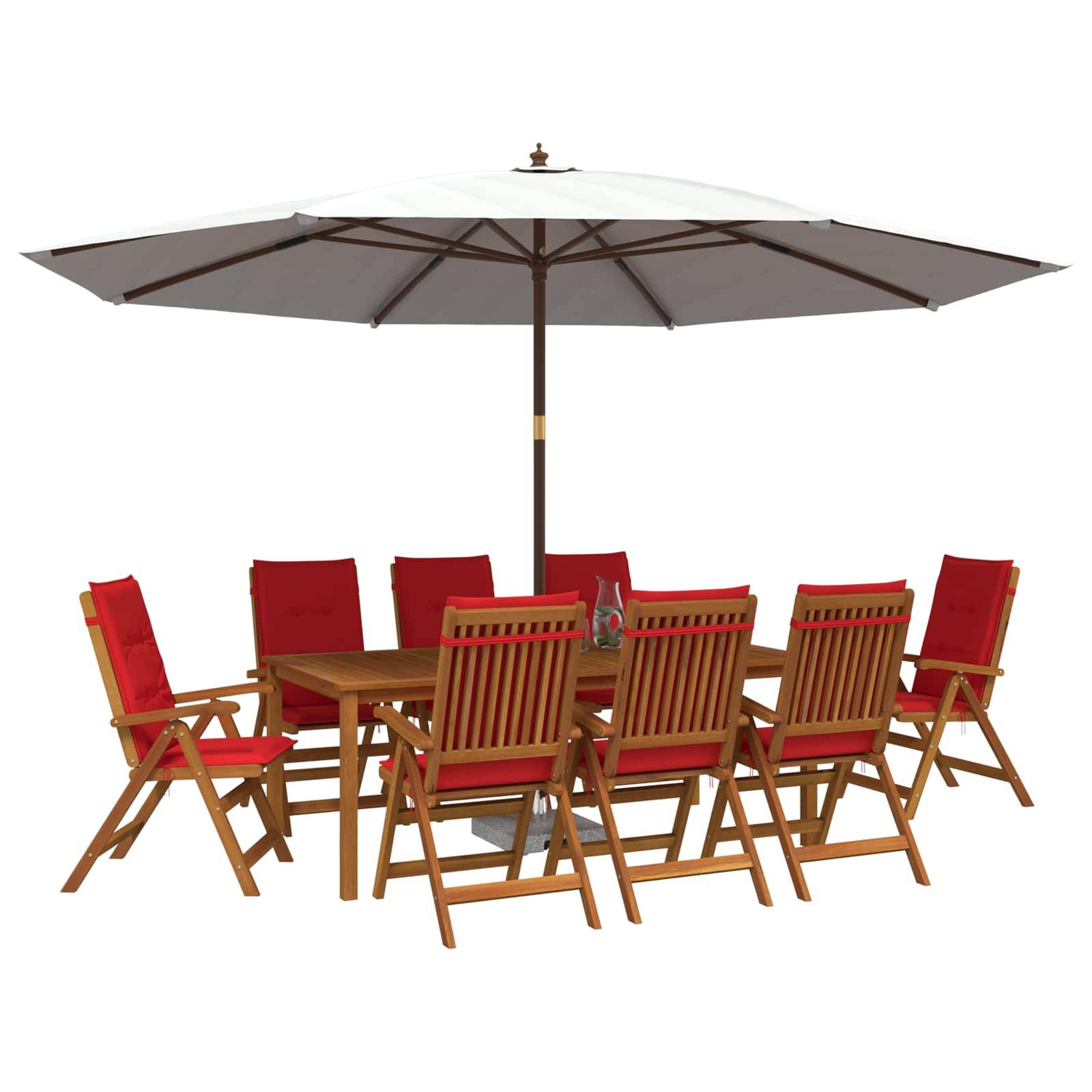 Outdoor-Holz-Terrassenmöbel-Set mit acht rot gepolsterten Stühlen um einen rechteckigen Tisch, beschattet durch einen großen weißen Regenschirm.