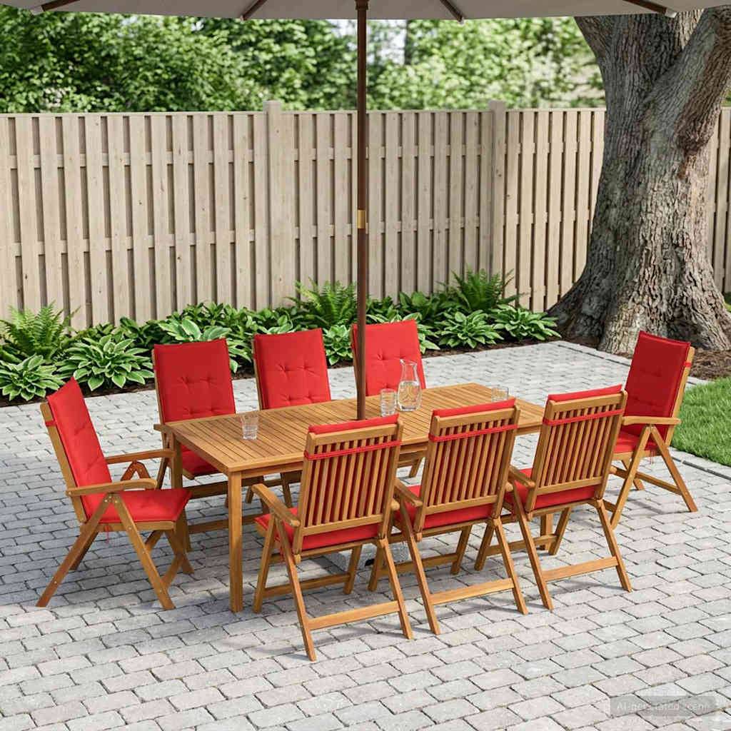 Essbereich auf der Terrasse mit acht rot gepolsterten Holzstühlen um einen rechteckigen Holztisch unter einem Schirm, auf einer gepflasterten Terrasse neben einem Zaun und einem Baum.