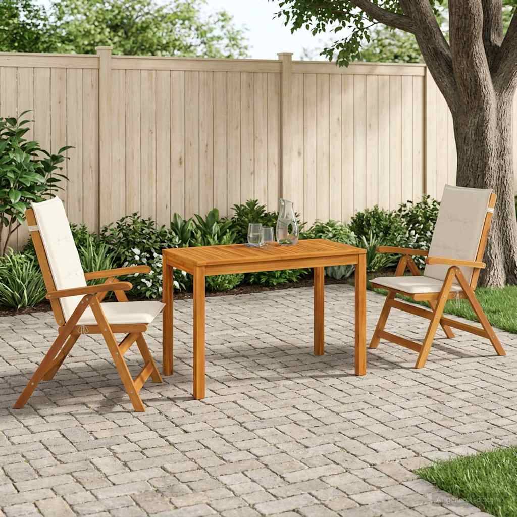 Outdoor-Sitzgarnitur mit zwei Holzstühlen und einem kleinen Holztisch auf einer Steinpflaster-Terrasse neben einem Zaun und einem Baum.