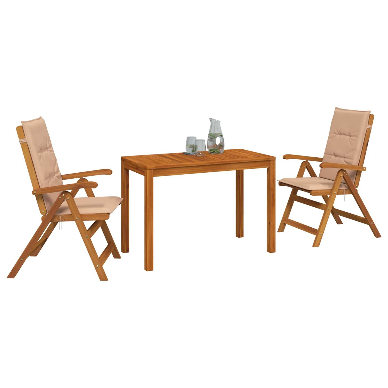 Zwei gepolsterte Holzklappstühle stehen sich an einem rechteckigen Holztisch gegenüber, auf dem eine kleine Vase und Tassen auf weißem Hintergrund stehen.