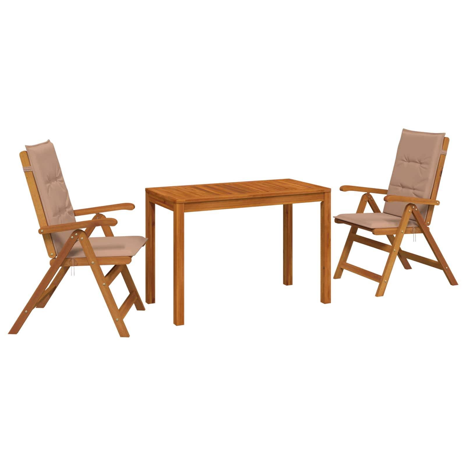 Holztisch für die Terrasse mit zwei gepolsterten Klappstühlen auf weißem Hintergrund.