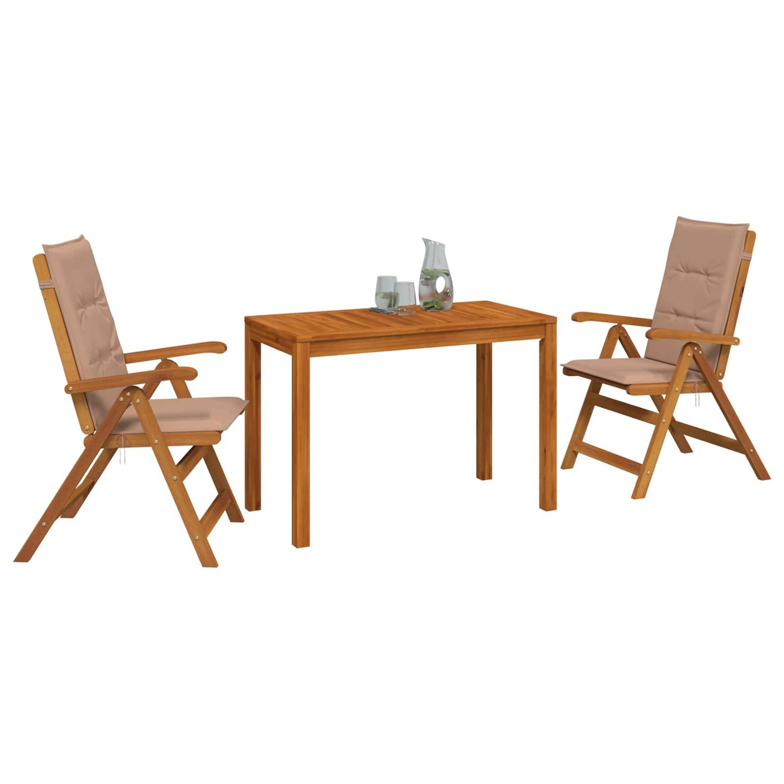 Zwei gepolsterte Holzklappstühle sind einem Holztisch mit kleinen Glaselementen auf weißem Hintergrund zugewandt.
