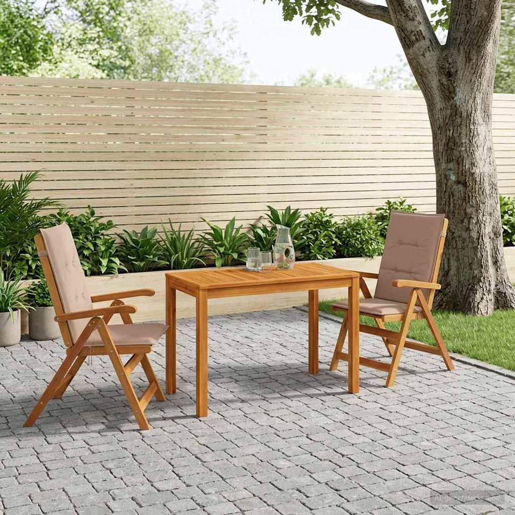 Gartenmöbelset im Freien mit zwei gepolsterten Holzstühlen und einem kleinen Tisch auf Steinplatten neben einem Baum und einem Zaun, mit bepflanzten Blumenkübeln.