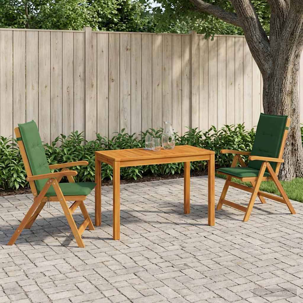 Gartenset im Freien mit zwei grün gepolsterten Holzstühlen und einem kleinen Holztisch auf Steinplatten neben einem Zaun und einem Baum.