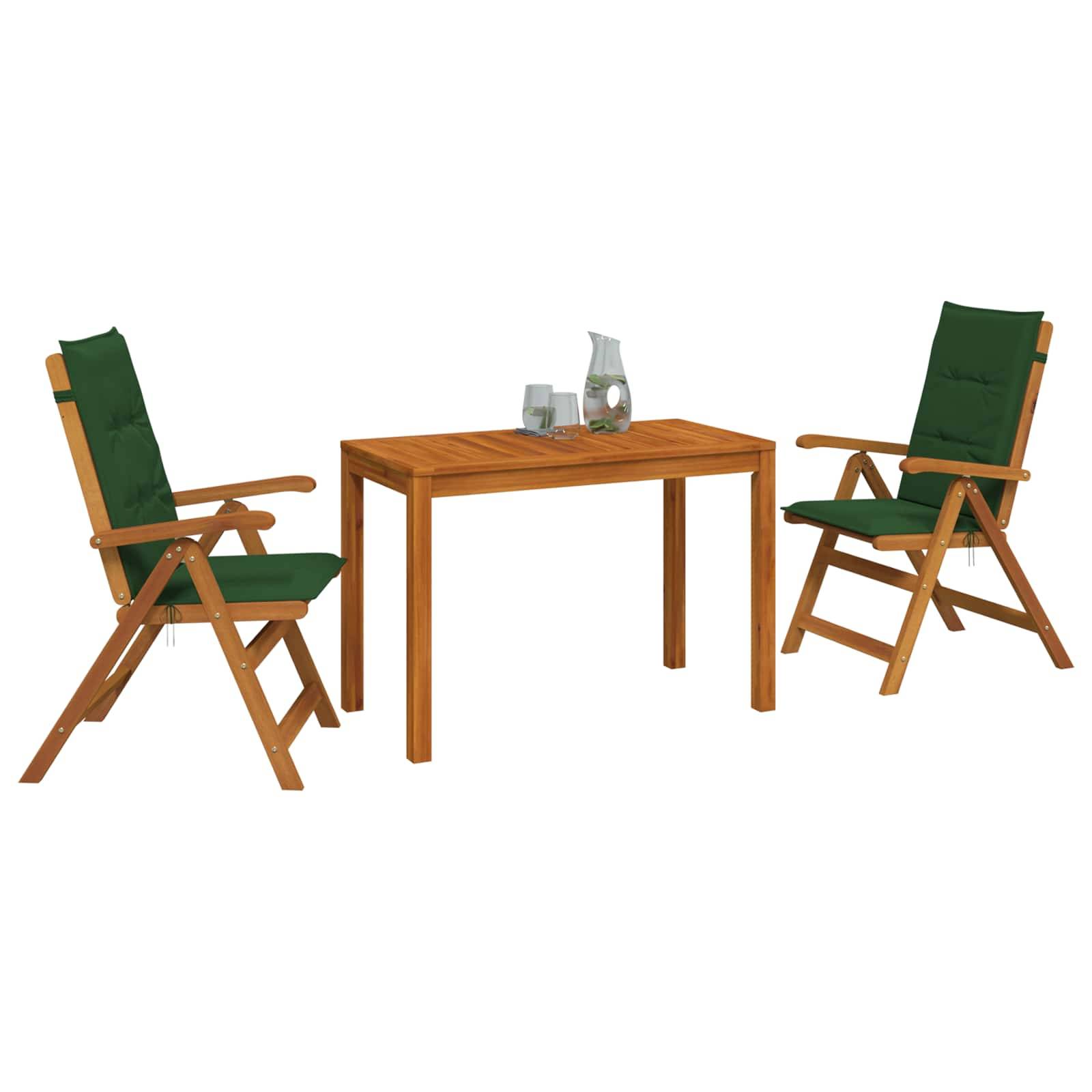 Zwei grüne gepolsterte Holzstühle blicken auf einen kleinen Holztisch mit Gläsern und einer Vase auf weißem Hintergrund.