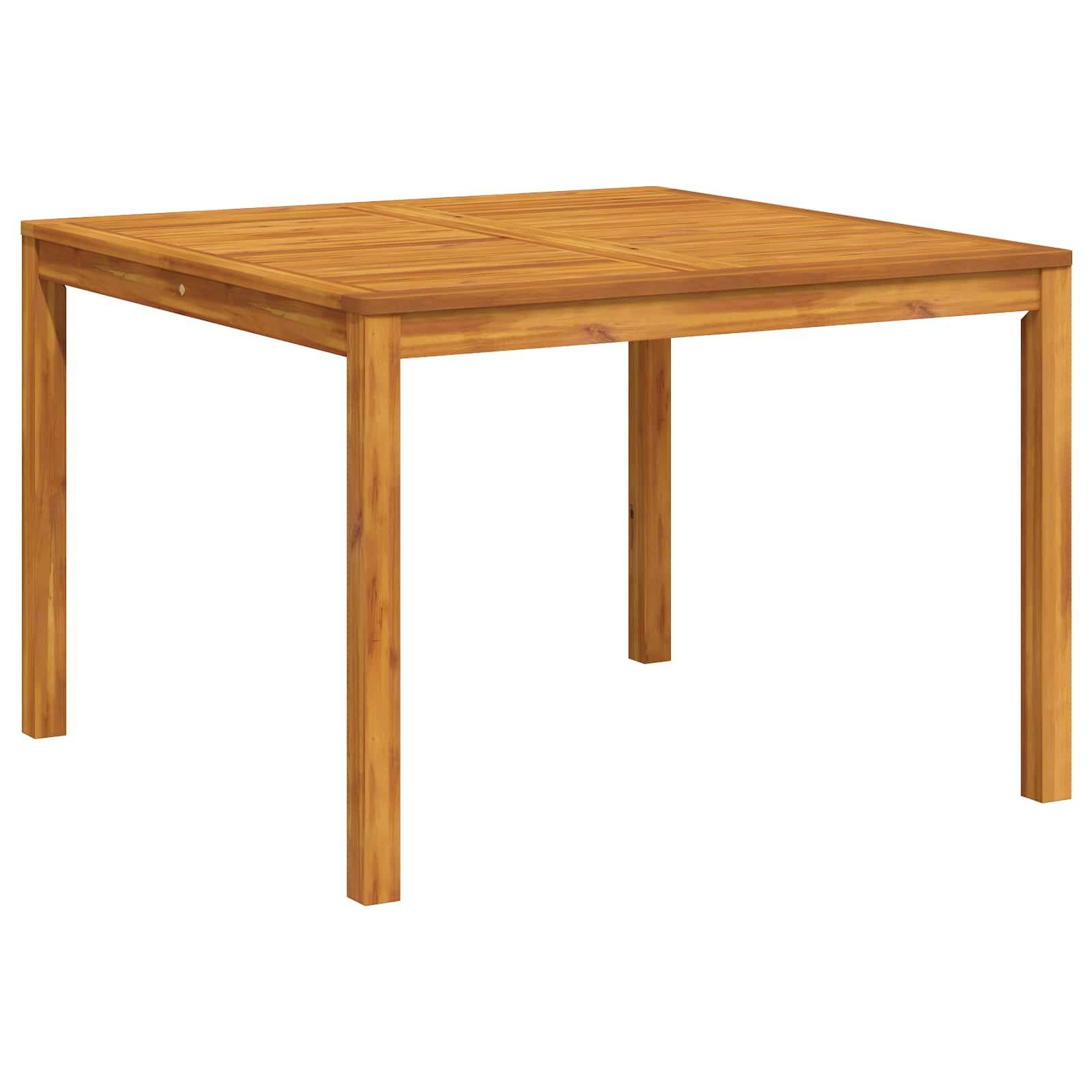 Ein quadratischer Holztisch mit einer lamellenbekleideten Tischplatte und vier geraden Beinen auf weißem Hintergrund.