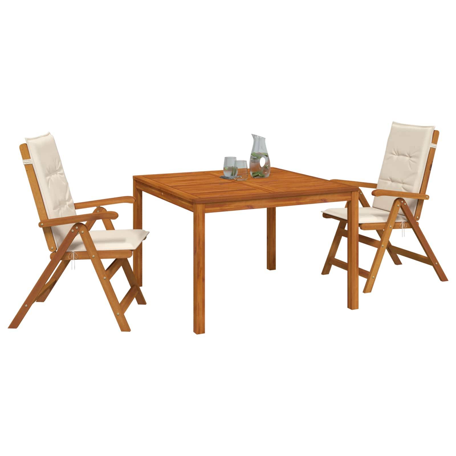 Holzgarnitur für den Außenbereich mit quadratischem Tisch und zwei gepolsterten klappbaren Sesseln auf weißem Hintergrund.