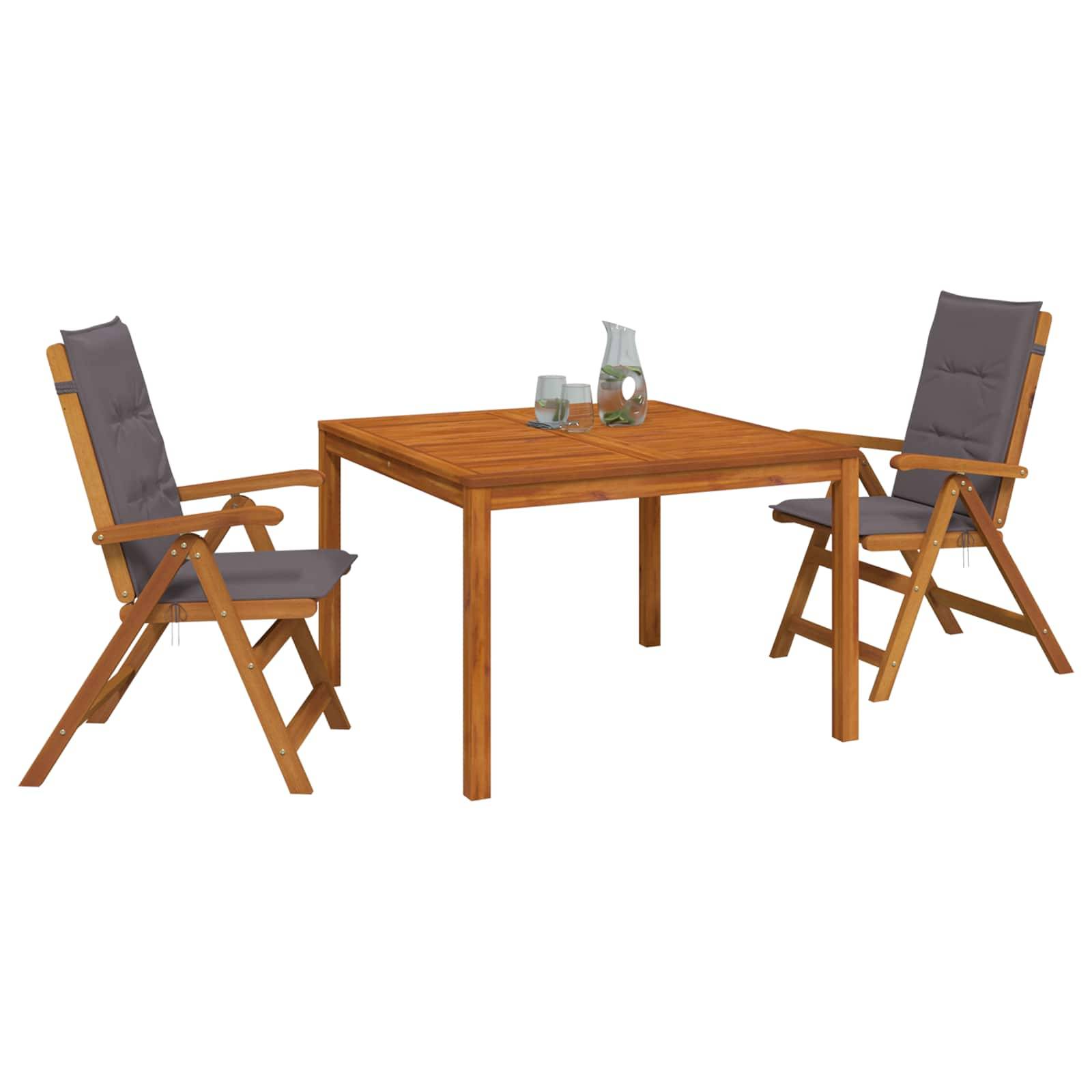 Holz-Gartenmöbel-Set mit zwei gepolsterten Klappsthühlen, die sich einem quadratischen Tisch gegenüber befinden, mit Gläsern und einer Vase auf der Tischplatte.