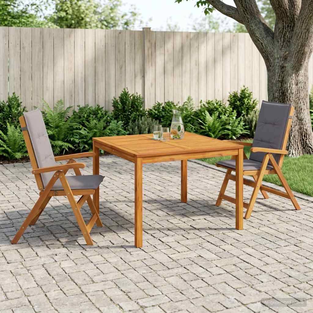 Outdoor-Sitzmöbelset mit zwei klappbaren Stühlen und einem Holztisch auf einer Steinterrasse neben einem Zaun und einem Baum.