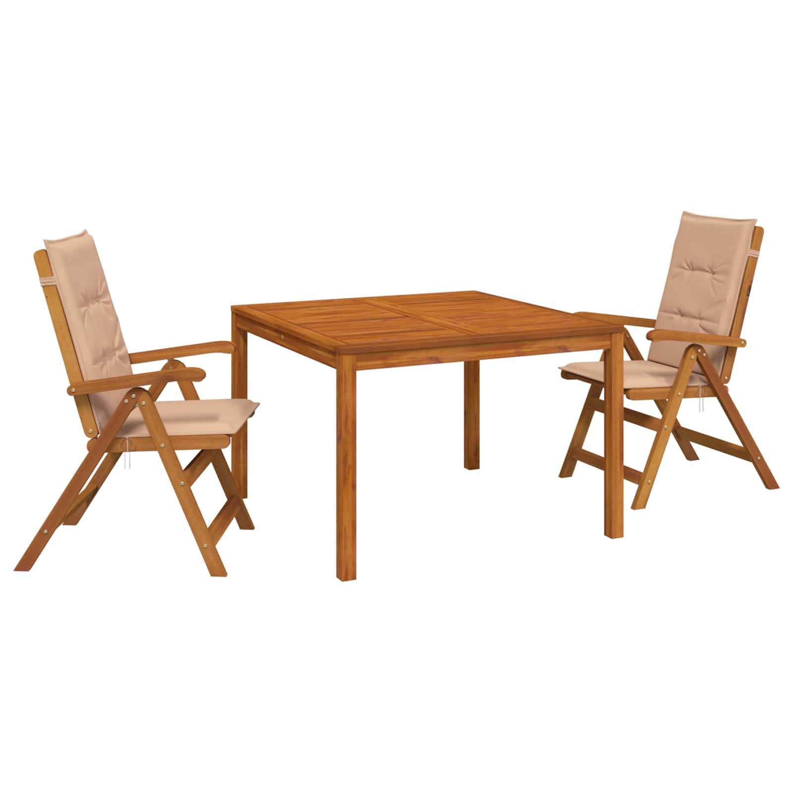 Zwei gepolsterte Holz-Klapsstühle flankieren einen quadratischen Holztisch auf weißem Hintergrund.