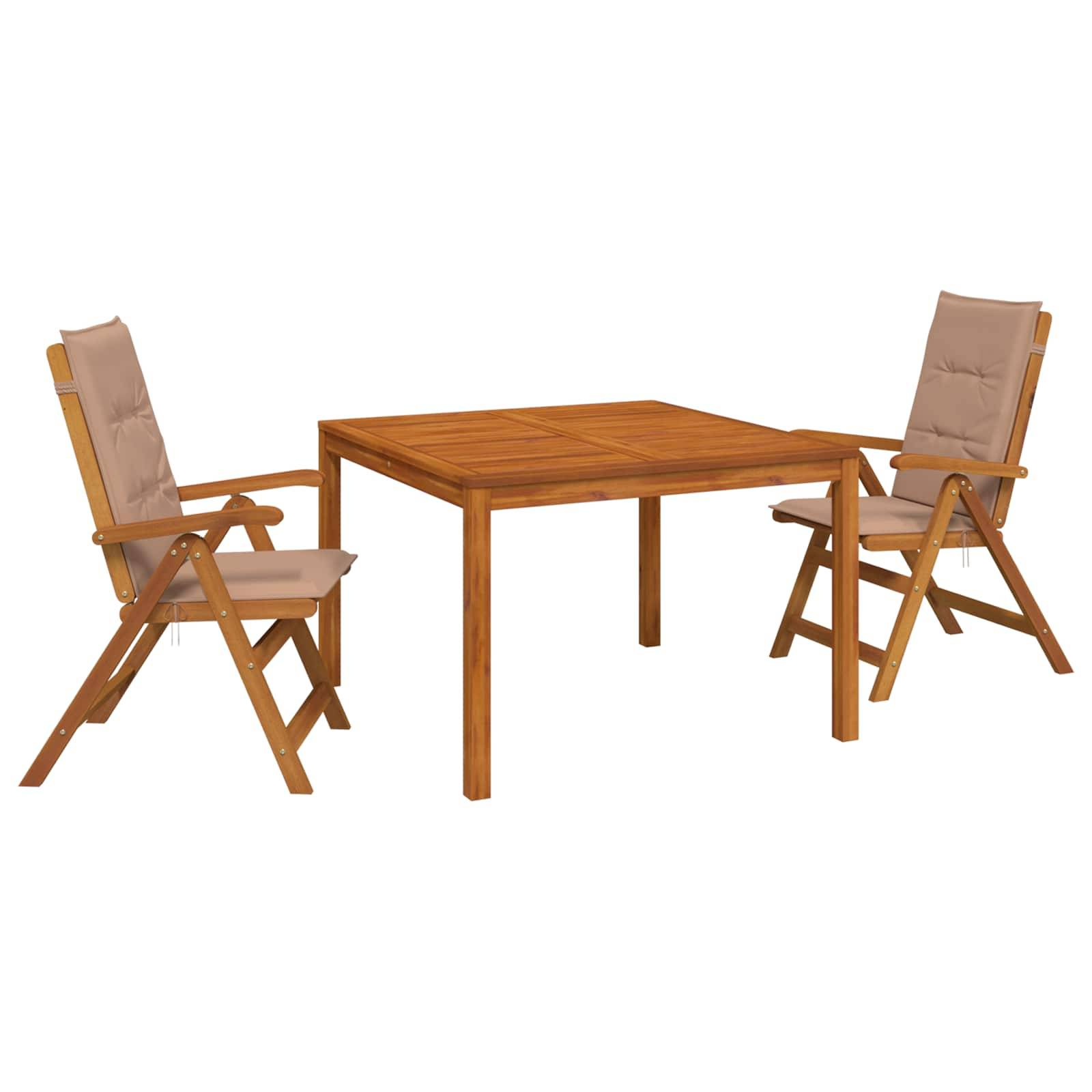 Holzgarnitur im Freien mit quadratischem Tisch und zwei gepolsterten Klappstuehlen auf weißem Hintergrund.