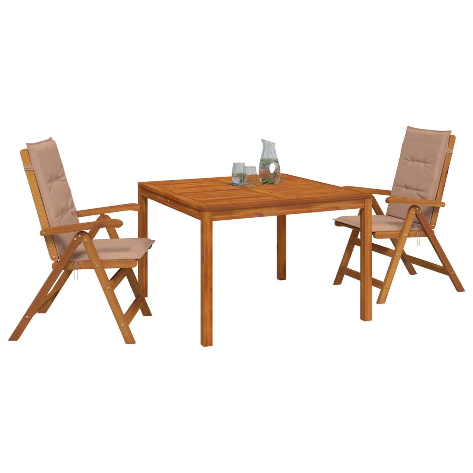 Holz-Außenspeiseset mit rechteckigem Tisch, zwei klappbaren Sesseln und Glaswareaufsatz auf weißem Hintergrund.