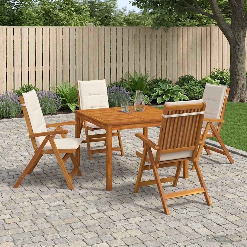 Esszimmerset für die Terrasse im Freien mit Holztisch und vier gepolsterten Stühlen auf einer Steinterrasse in einem gestalteten Hinterhof