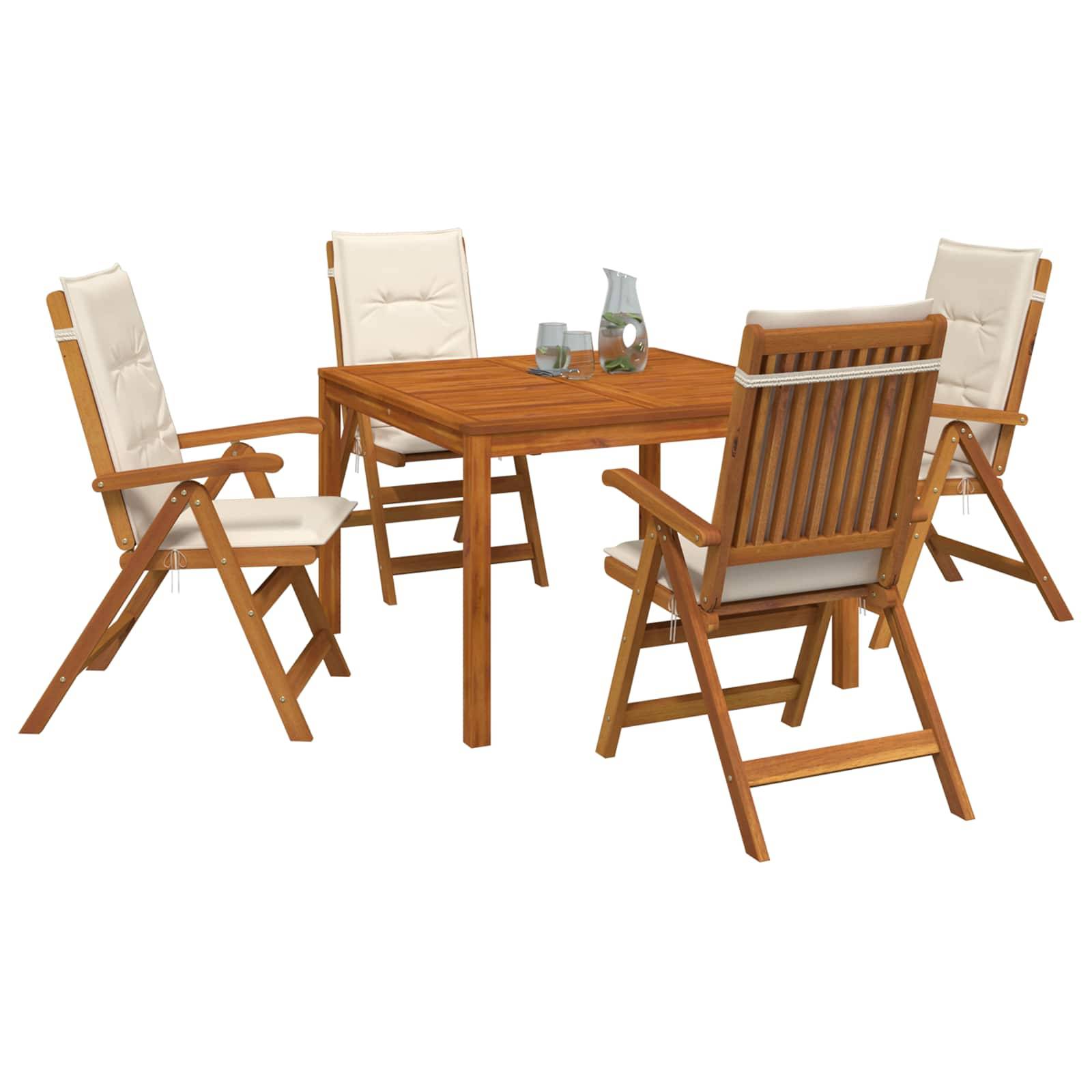 Holz-Gartenesstisch mit vier gepolsterten Klappstühlen um einen quadratischen Tisch angeordnet, dargestellt mit kleinen Trinkgläsern und einer Kanne auf weißem Hintergrund.