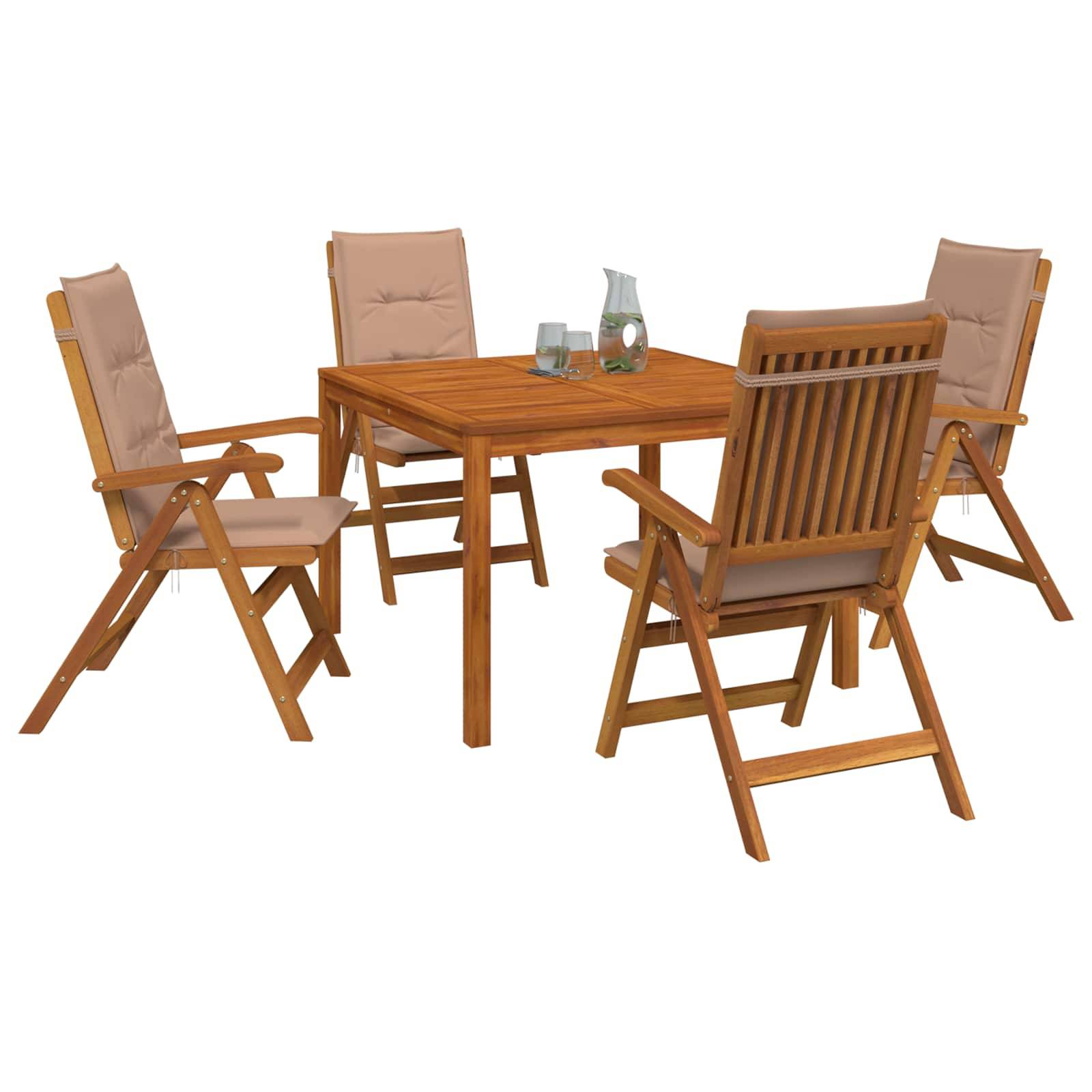 Holz-Außenessgarnitur mit quadratischem Tisch und vier gepolsterten Klappsthühlen auf weißem Hintergrund.