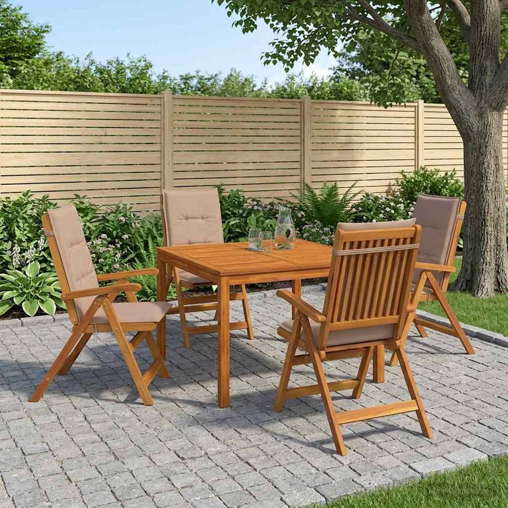 Essbereich im Freien mit vier Holzstühlen um einen quadratischen Tisch auf einer Steinterrasse, neben einem Zaun und einem Garten.