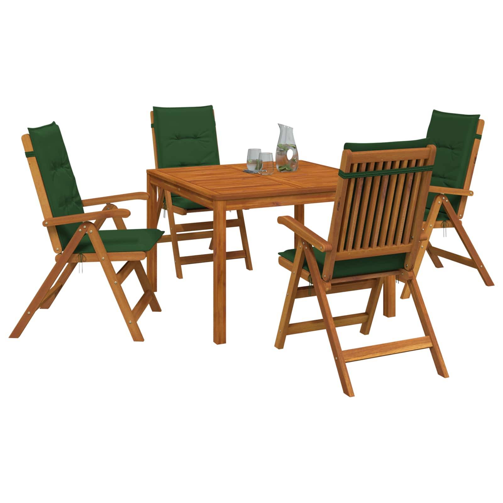 Holzgarnituren für Außenterrassen mit quadratischem Tisch, vier Klappstühlen und grünen Kissen auf weißem Hintergrund.