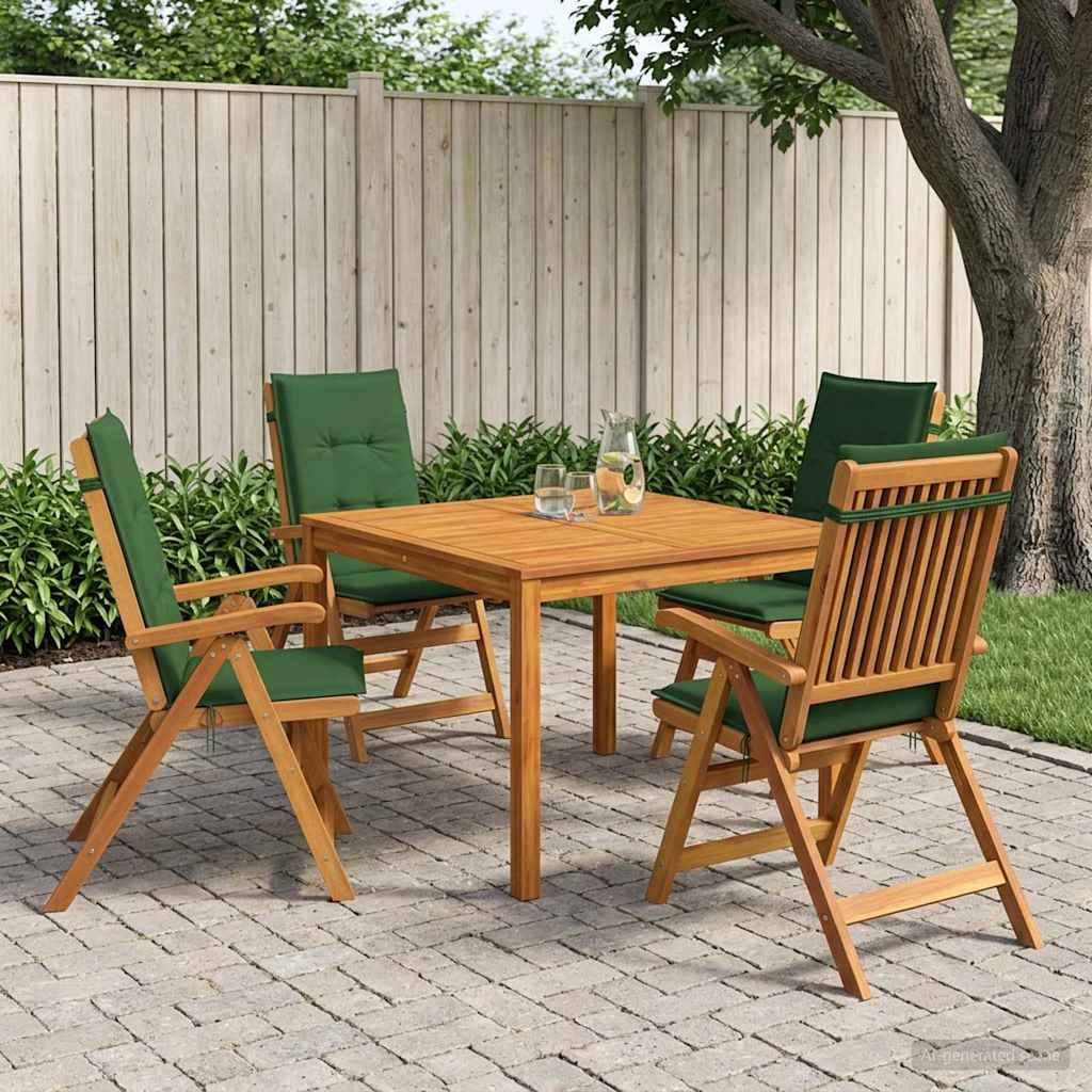 Gartengarnitur im Freien mit vier Holzstühlen um einen quadratischen Tisch auf einer Ziegelpflaster-Terrasse, mit grünen Kissen und einem Gartenzaun im Hintergrund.