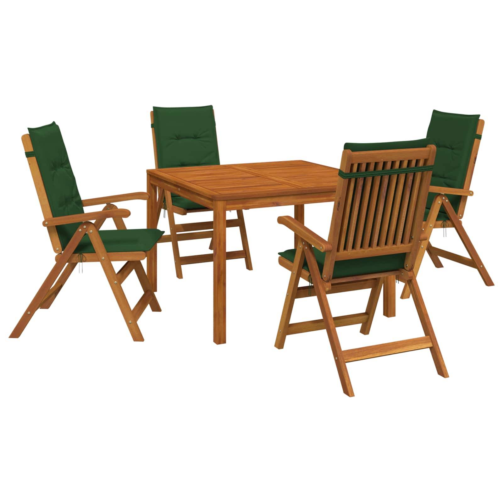 Holzmöbel-Essgarnitur für die Terrasse mit quadratischem Tisch und vier Klappstühlen mit grünen Polstern auf weißem Hintergrund.