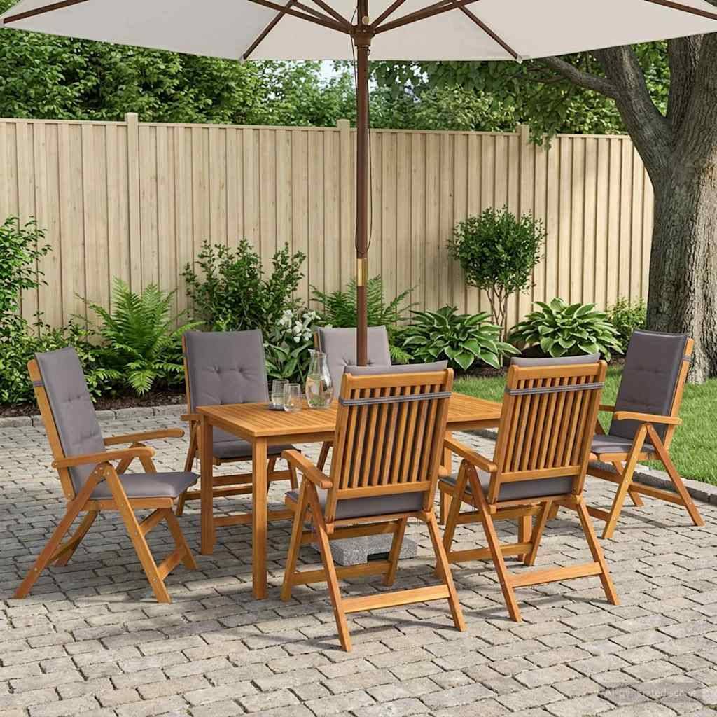 Esszimmerset für die Außenterrasse mit Holztisch, sechs Stühlen und Sonnenschirm auf einer Steinterrasse neben einem eingezäunten Garten.