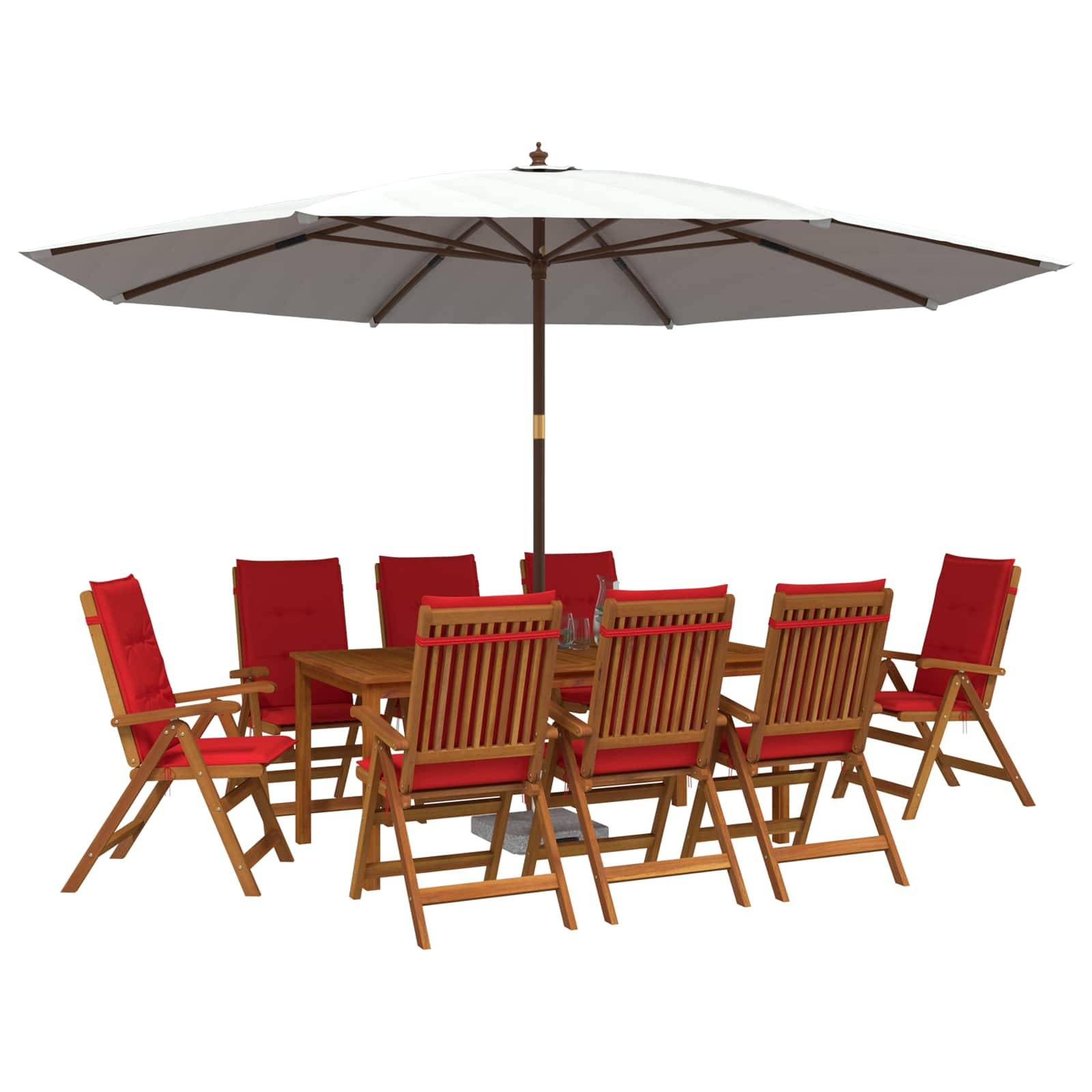 Esszimmer-Set für Außenterrasse mit einem großen grauen Sonnenschirm, einem Holztisch und acht rot gepolsterten Stühlen, die darum herum angeordnet sind.