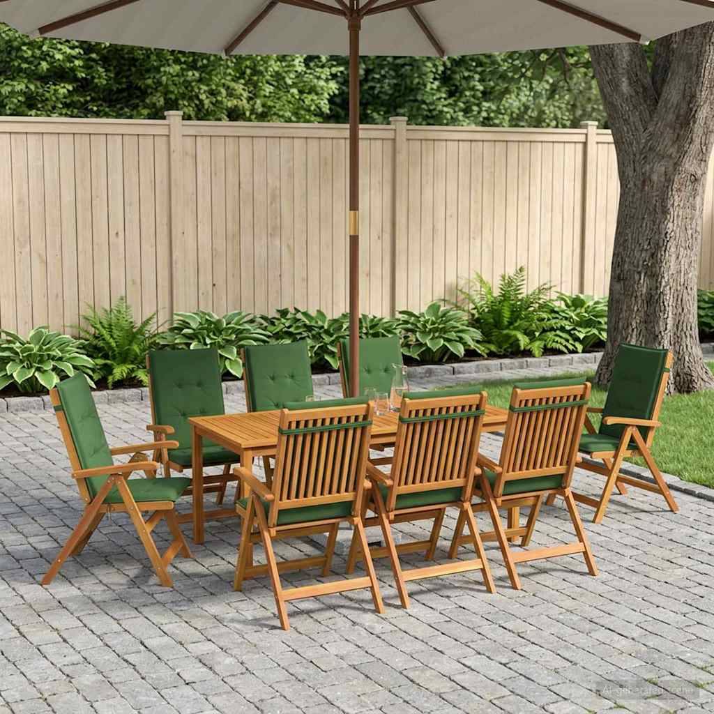 Esszimmergarnitur für die Terrasse im Freien mit Holztisch und acht Klappstühlen unter einem großen Schirm auf einer Steinterrasse neben einem Zaun und einem Gartenbeet.