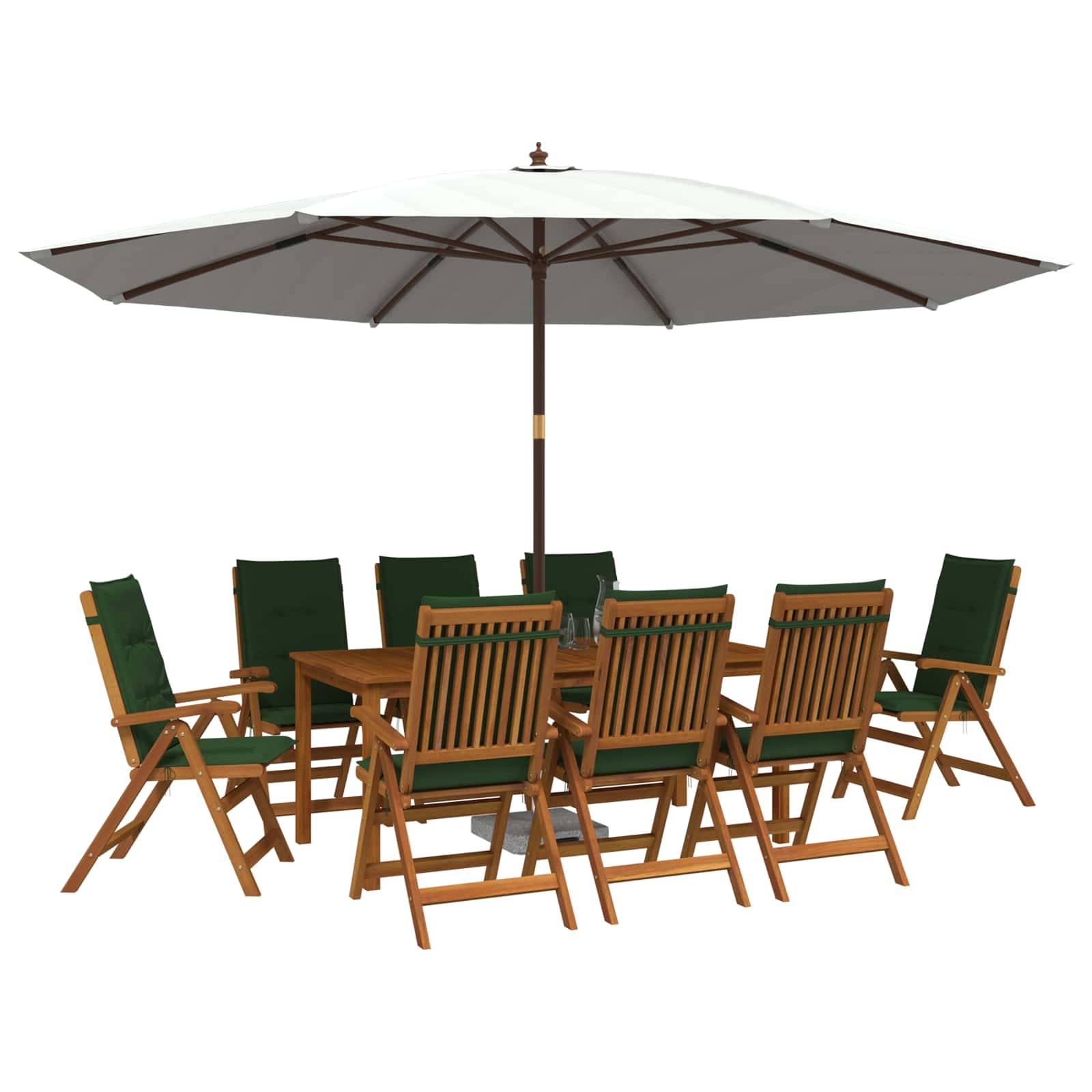 Outdoor-Essbereich mit großem Regenschirm und acht hölzernen Klappstühlen um einen rechteckigen Tisch, dargestellt auf weißem Hintergrund.