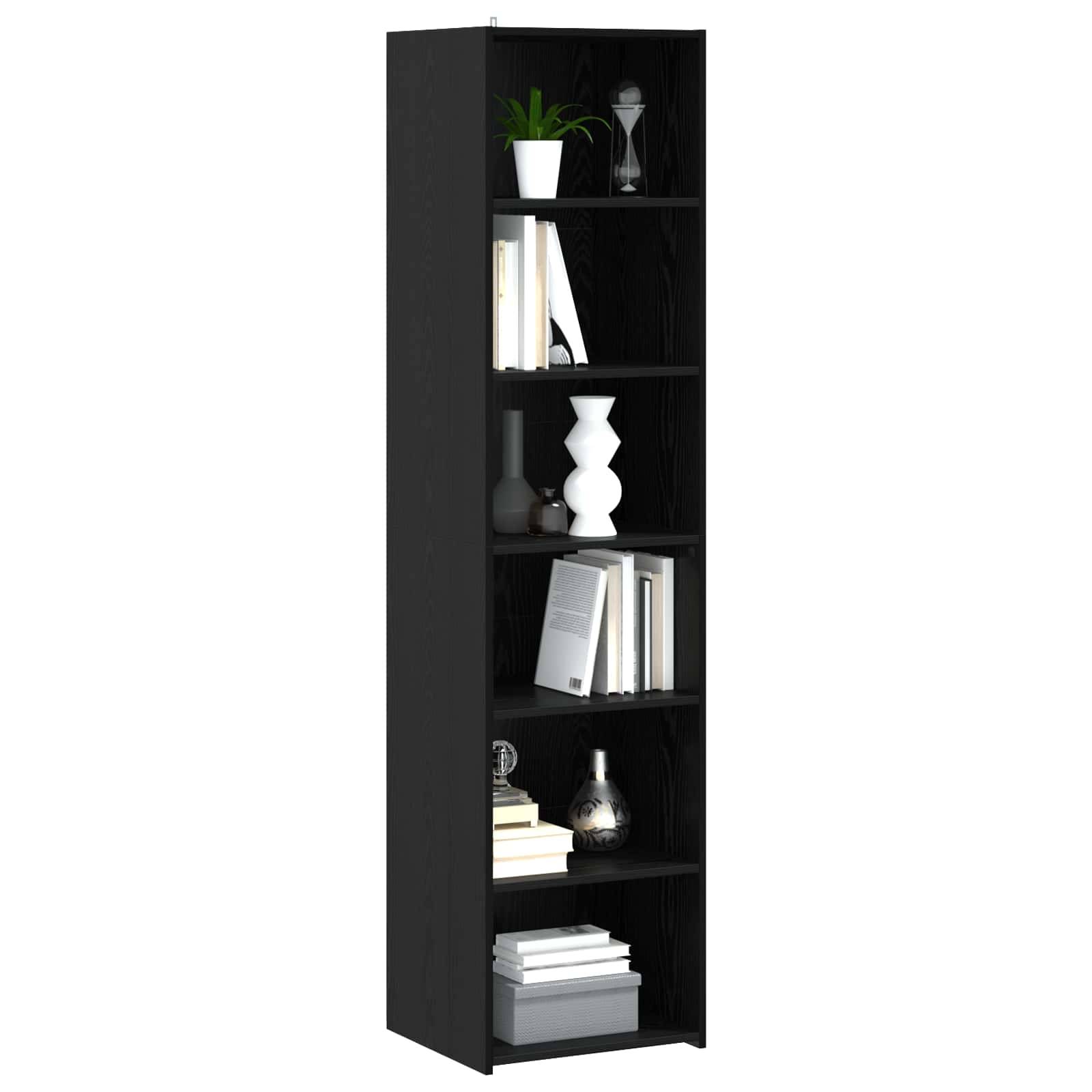 Hohes schwarzes Bücherregal mit sechs offenen Regalen, das Bücher und dekorative Vasen sowie eine kleine Pflanze und Aufbewahrungsboxen enthält.