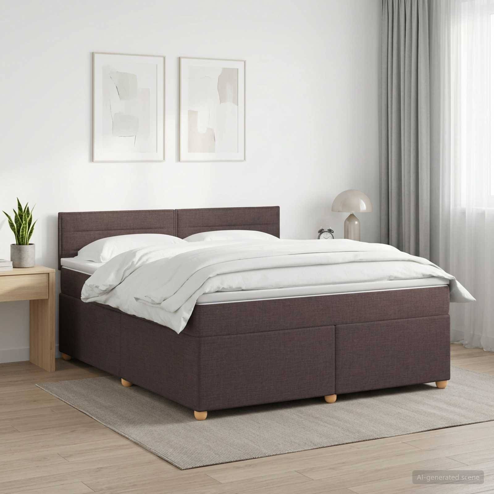 Modernes Schlafzimmer mit einem dunkel gepolsterten Bett, weißer Bettwäsche, Nachttisch, Pflanze, gerahmter Wandkunst und weichen grauen Vorhängen neben einem hellen Fenster.