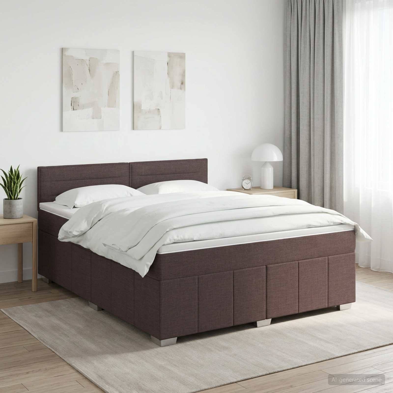 Ein ordentlich gemachtes Bett mit weißer Bettwäsche und einem braun gepolsterten Rahmen in einem hellen, modernen Schlafzimmer mit Nachttischen, Lampe, Pflanze, Vorhängen und Wandkunst.