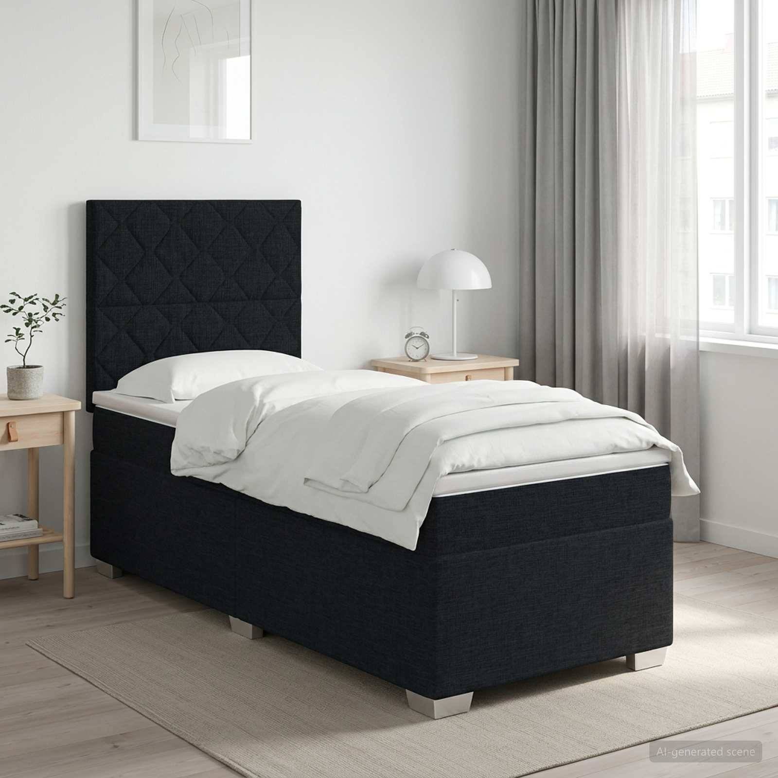 Ein ordentlich gemachtes schwarzes Polsterbett mit weißer Bettwäsche in einem hellen, minimalistischen Schlafzimmer neben einem Nachttisch und einer Lampe.