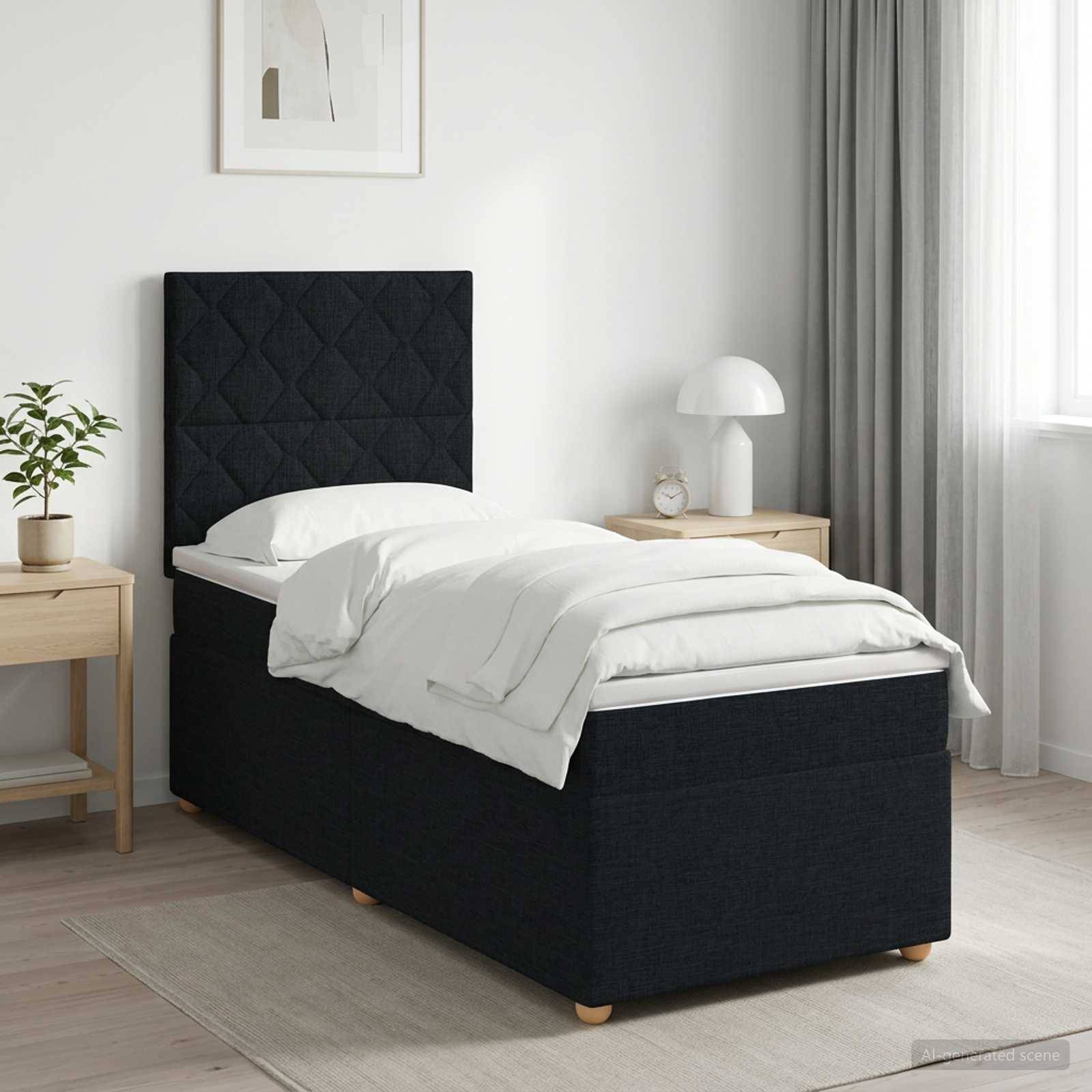 Minimalistisches Schlafzimmer mit einem schwarz gepolsterten Einzelbett, bezogen mit weißer Bettwäsche, flankiert von hölzernen Nachttischen und einem Fenster mit Vorhängen.
