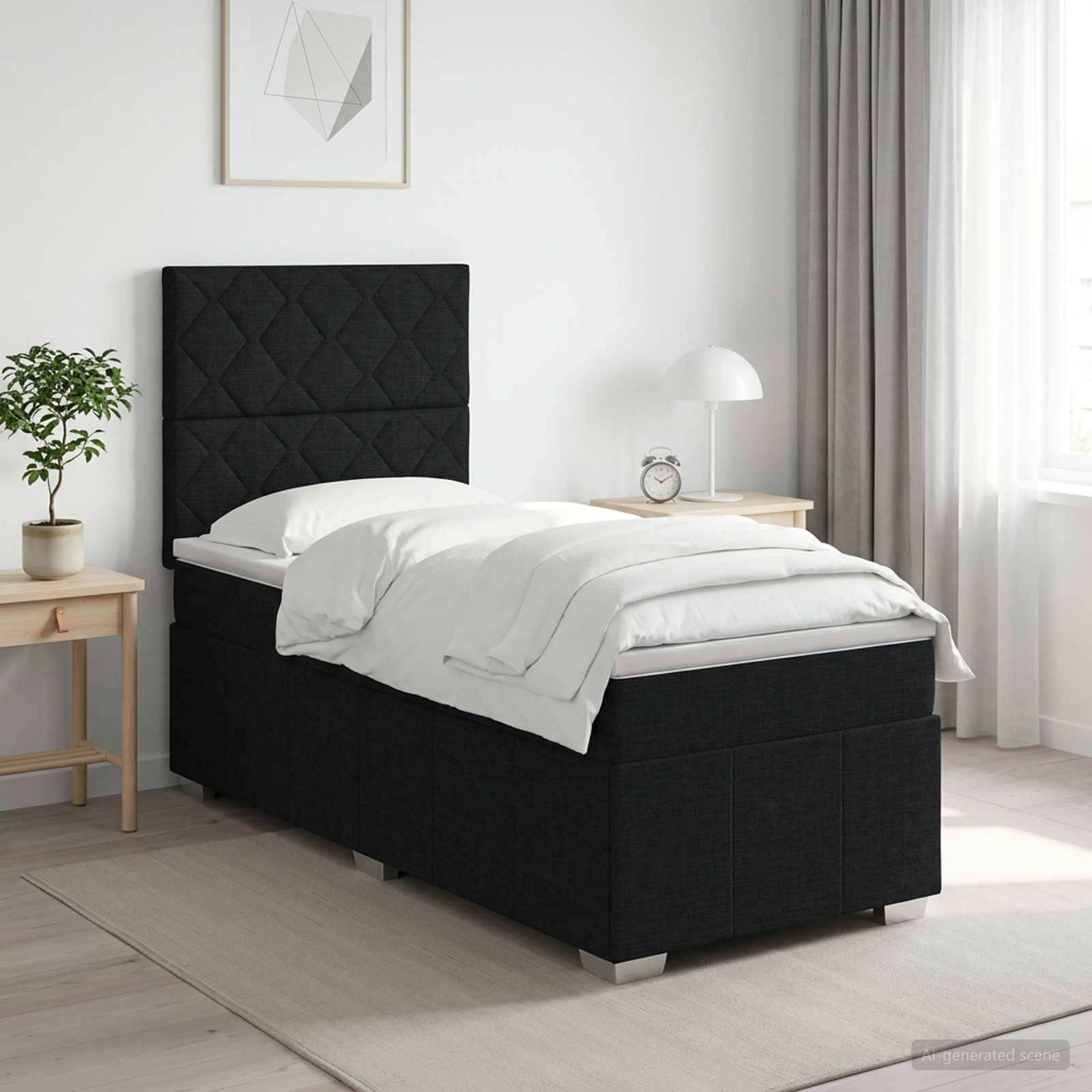 Modernes Schlafzimmer mit einem schwarzen gepolsterten Einzelbett, weißer Bettwäsche, Nachttisch, Lampe, Pflanze und hellem Fensterlicht.