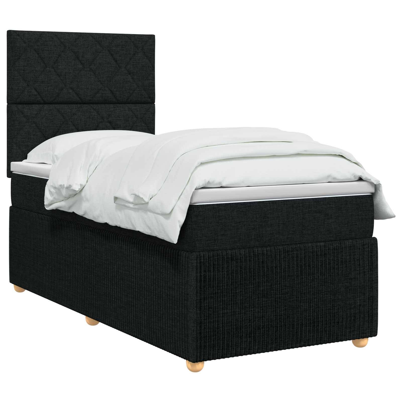 Schwarzes gepolstertes Einzelbett mit hohem Kopfteil, weiße Bettwäsche und Holzbeine auf weißem Hintergrund.