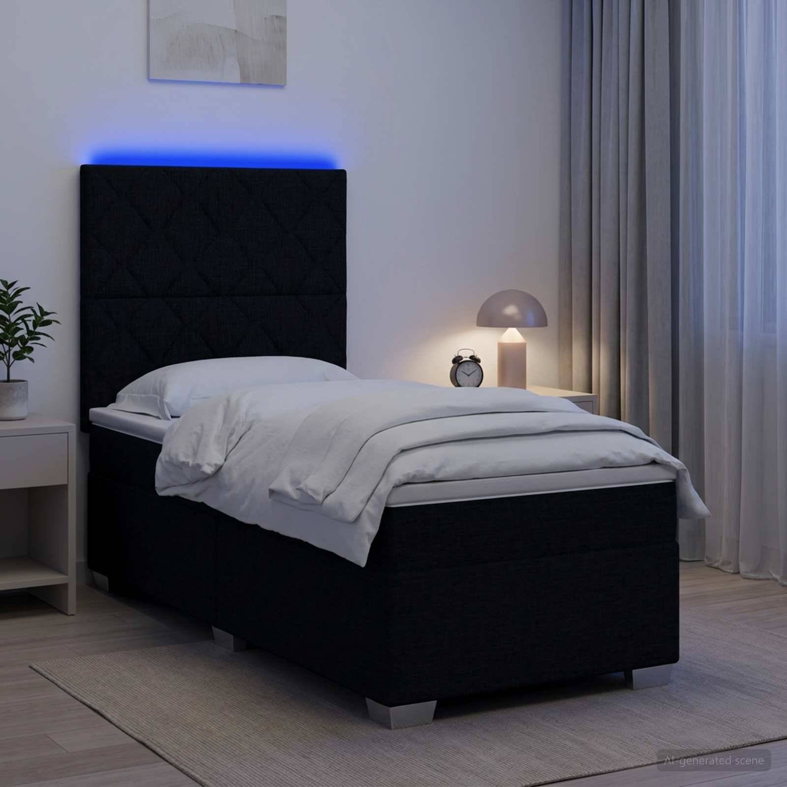 Modernes Schlafzimmer mit einem Einzelbett, schwarzem gepolstertem Kopfteil, weißer Bettwäsche, Nachttischlampe und Uhr, beleuchtet durch weiches, ambiente blaues und warmes Licht.