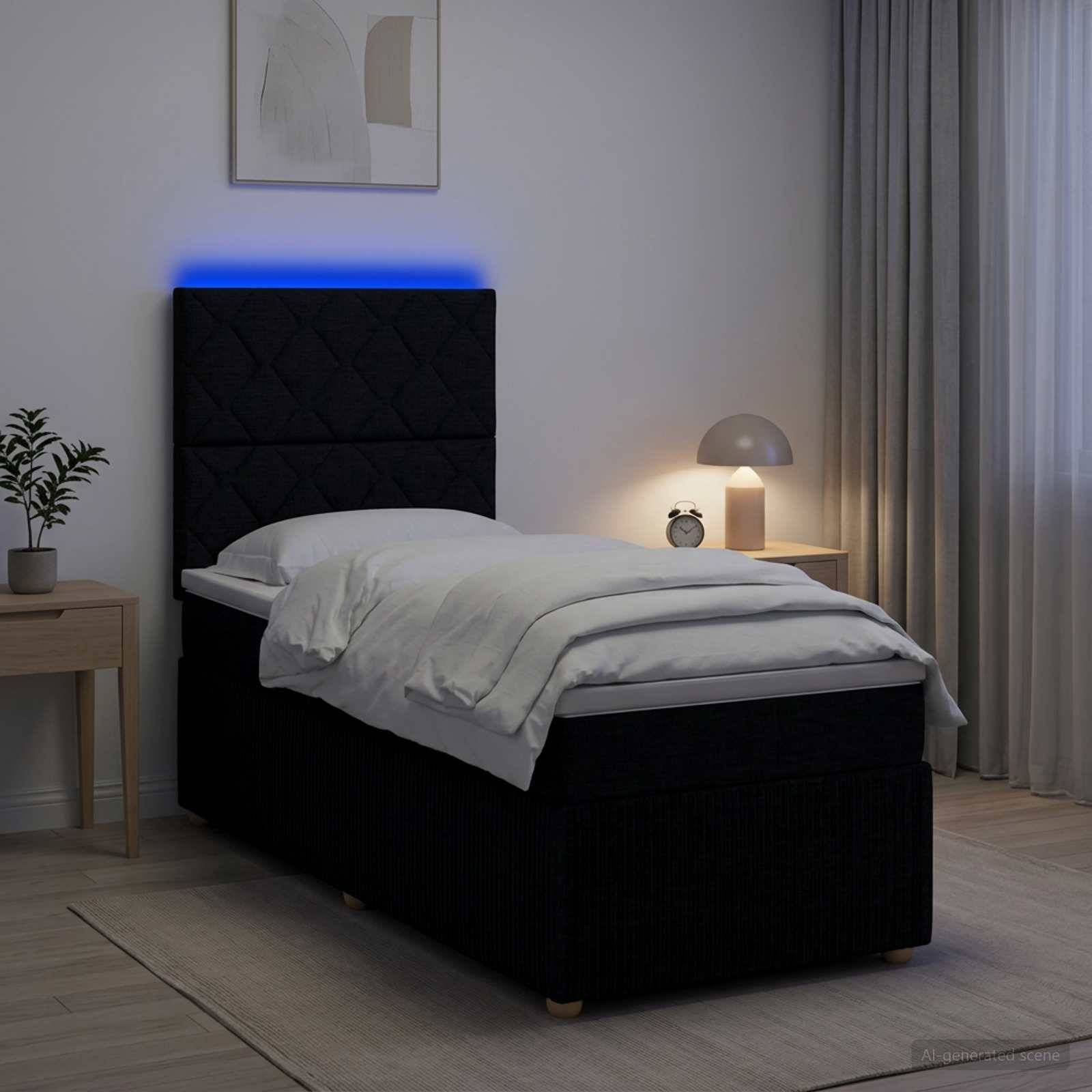 Einzelbett mit schwarzem gepolstertem Kopfteil, beleuchtet durch blaue LED, weiße Bettwäsche, Nachttisch mit Lampe und Wecker in einem minimalistischen Schlafzimmer.