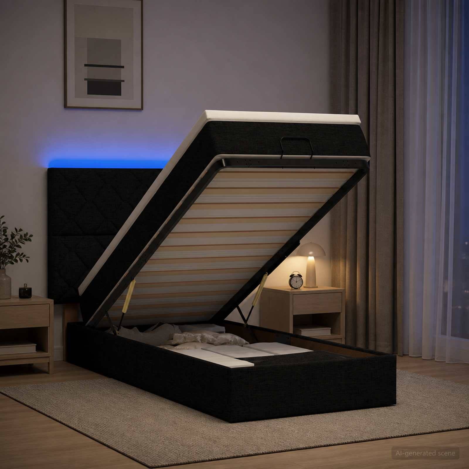 Schwarzes gepolstertes Speicherbett in einem modernen Schlafzimmer, dargestellt mit angehobener Matratze, um die Lattenrostbasis und den Stauraum unter dem Bett zu zeigen.