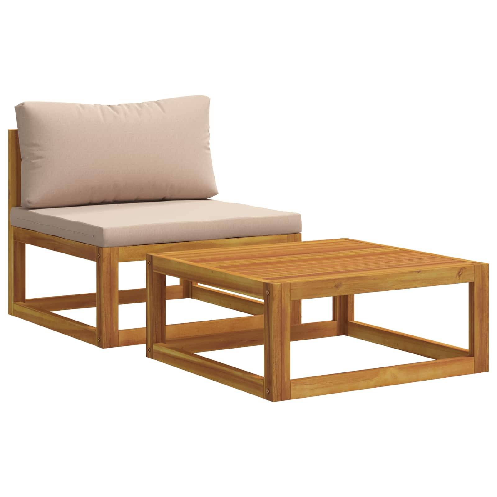 Beigefarbener gepolsterter Stuhl mit Holzrahmen neben einem passenden Holz-Couchtisch auf weißem Hintergrund.