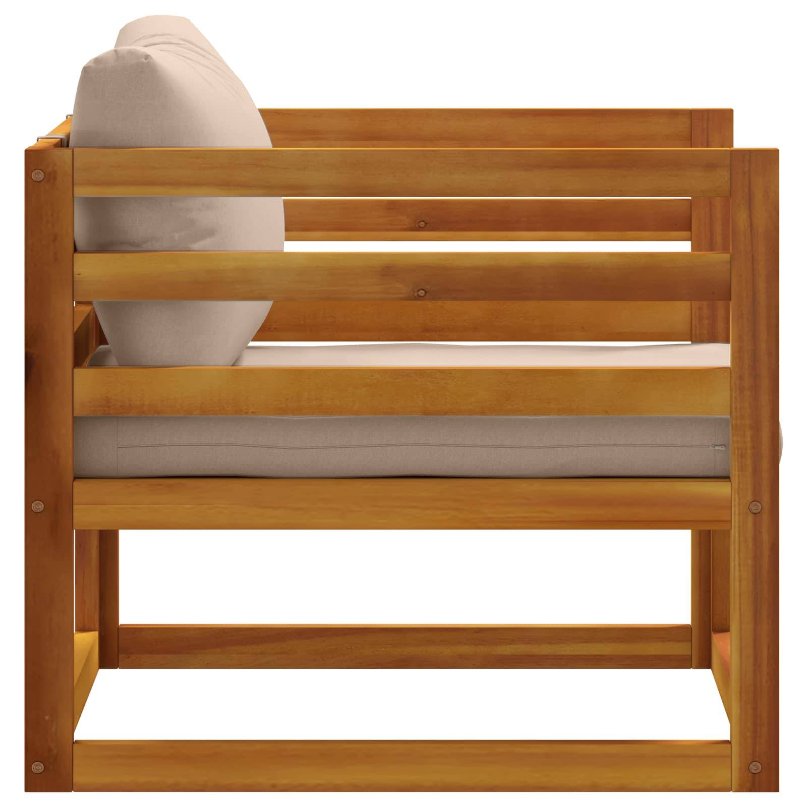 Holzbank mit beigen Kissen und passenden Armlehnen, vor weißem Hintergrund dargestellt.