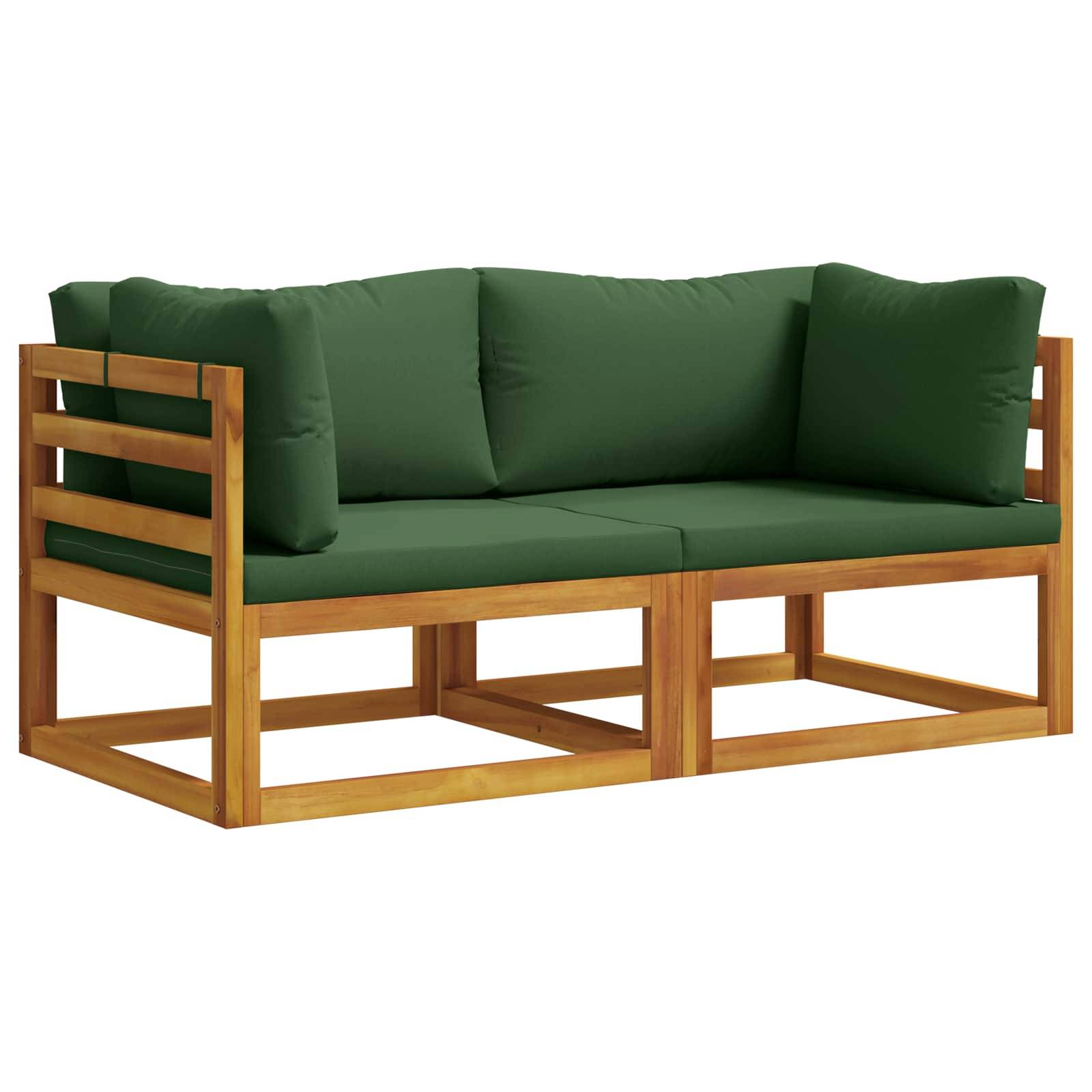 Grünes gepolstertes Holz-Außensofa mit zwei Sitzplätzen und Rückenkissen auf weißem Hintergrund.