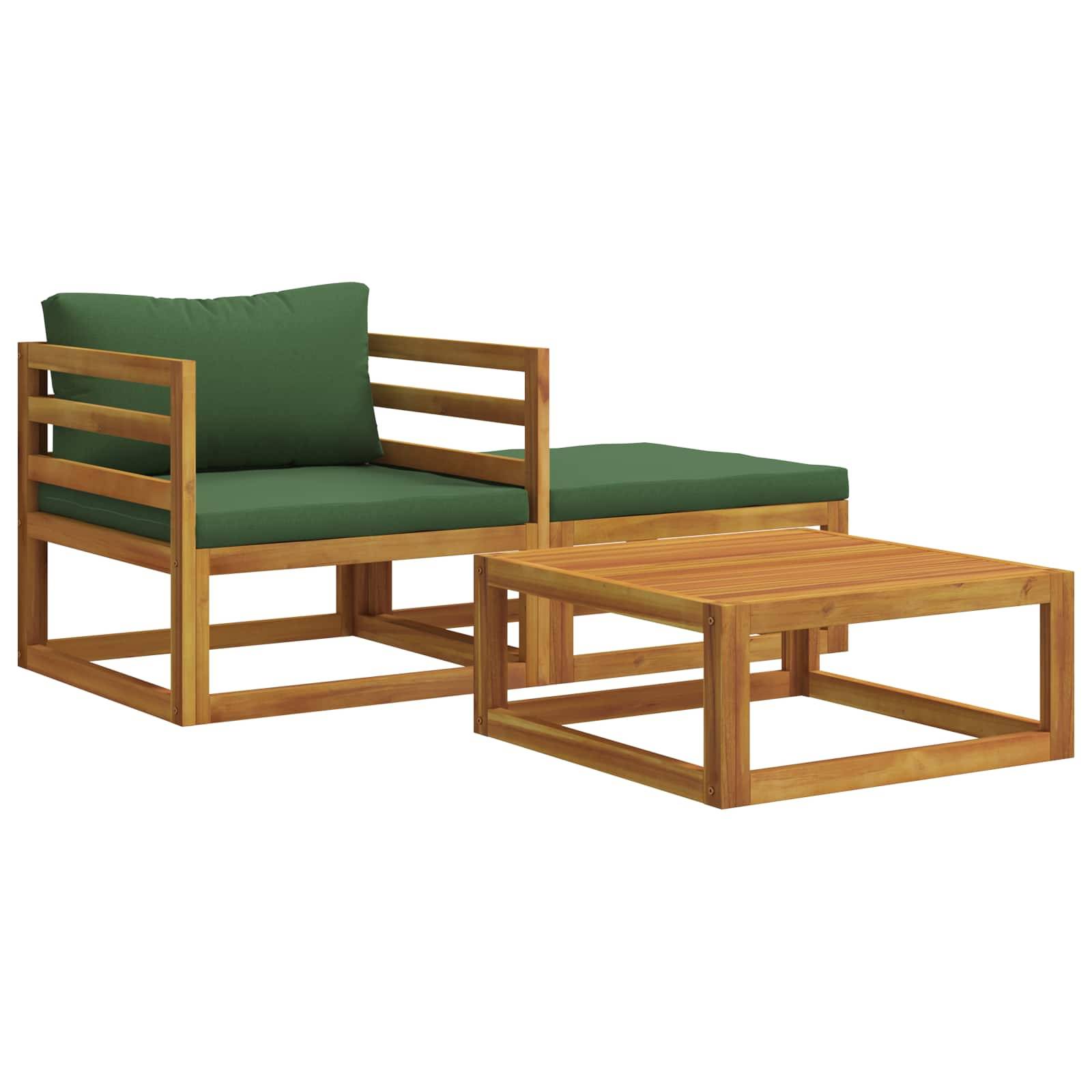 Holz-Außenloungeset mit grünen Kissen: ein Sessel, eine Chaiselongue-Erweiterung und ein passender niedriger Couchtisch auf weißem Hintergrund.