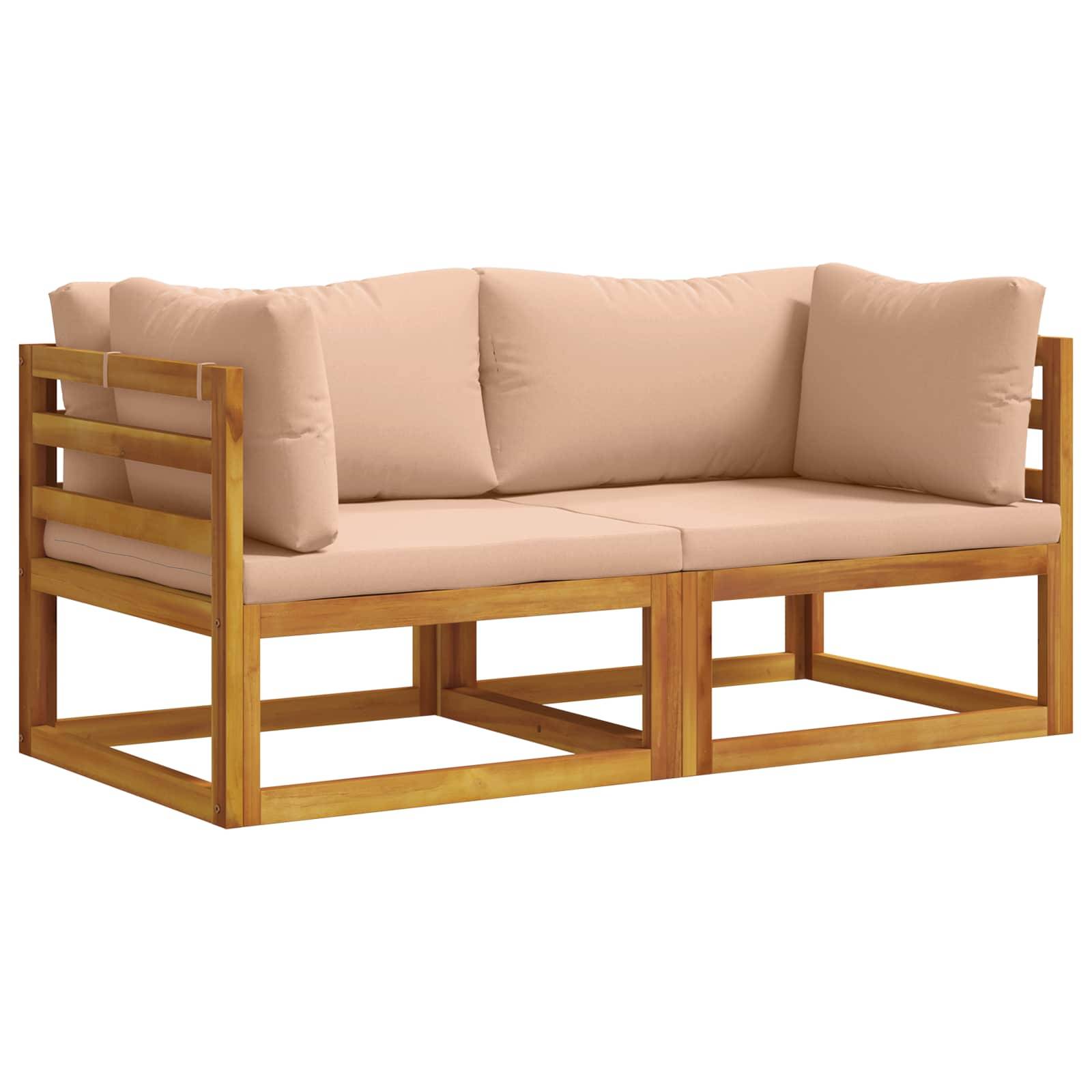 Beige gepolstertes Holz-Außensofa mit Lamellenenrahmen und drei Rückenkissen, auf weißem Hintergrund abgebildet.