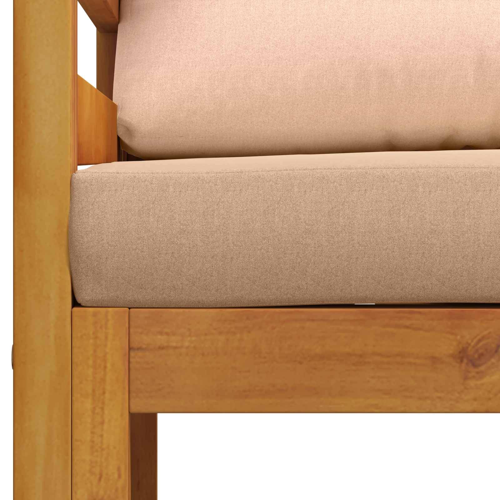 Nahaufnahme eines Holzstuhls mit beigen gepolsterten Sitz- und Rückenkissen.