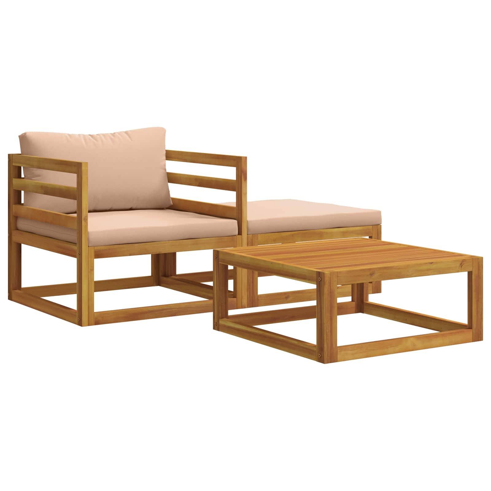 Holz-Gartensofagarnitur mit beigen Kissen, bestehend aus einem Einzelsessel, einer Chaiselongue und einem passenden Couchtisch auf weißem Hintergrund.