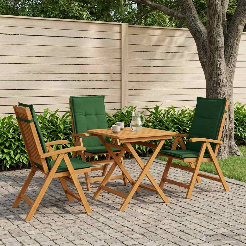 Außenbereich-Sitzmöbel mit vier Holzstühlen um einen kleinen quadratischen Tisch, mit einer Karaffe und Tassen, auf einer Steinterrasse neben einem Zaun und einem Baum.