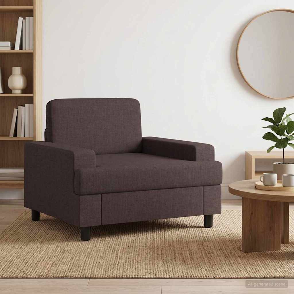 Ein dunkelbrauner Sessel sitzt in einem minimalistischen Wohnzimmer neben einem runden Couchtisch, einem Teppich, einem Bücherregal und einem Wandspiegel.