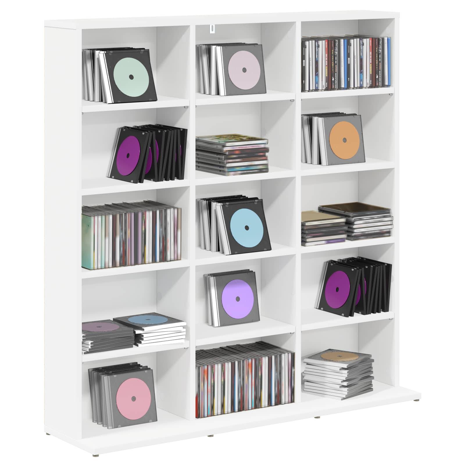 Weißes Würfelregal gefüllt mit Stapeln von Schallplatten und CDs, einige mit farbenfrohen Albencovern nach vorne ausgestellt.