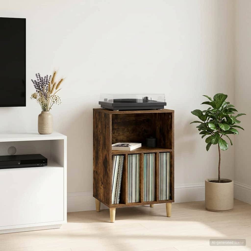 Plattenspieler auf einem hölzernen Plattenschrank gefüllt mit Vinyl-Alben, in einem minimalistischen Wohnzimmer mit TV-Ständer, Vase und Topfpflanze.
