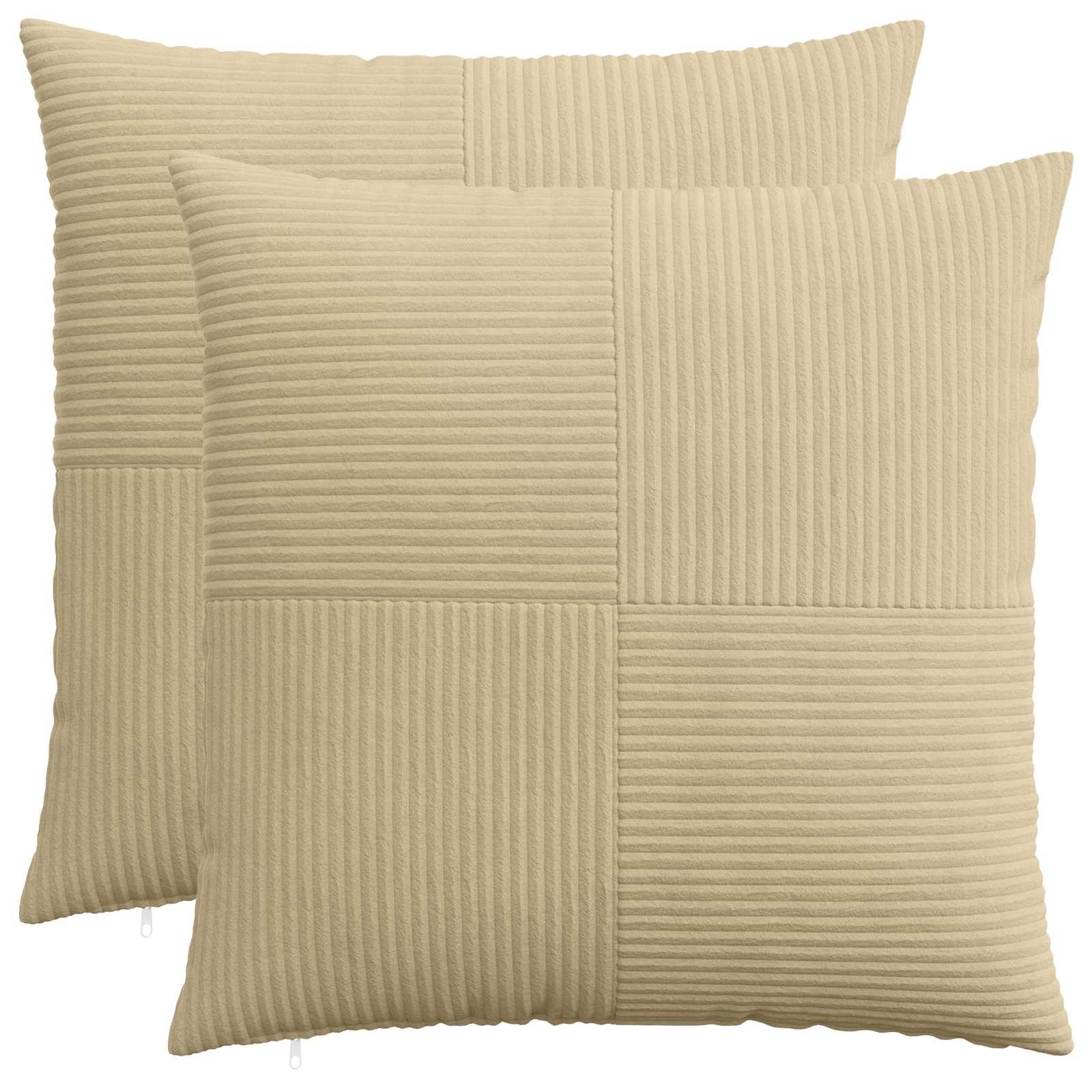 Zwei beige strukturierte quadratische Dekokissen mit einem Patchwork-Rippenmuster, übereinander gestapelt.